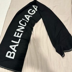 Logo scarf